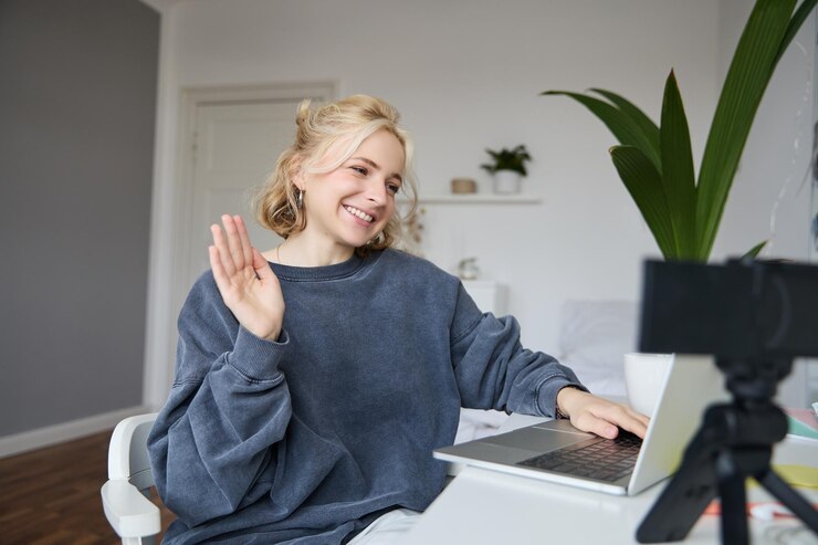 Pessoa em videochamada de consultoria a partir de um ambiente tranquilo