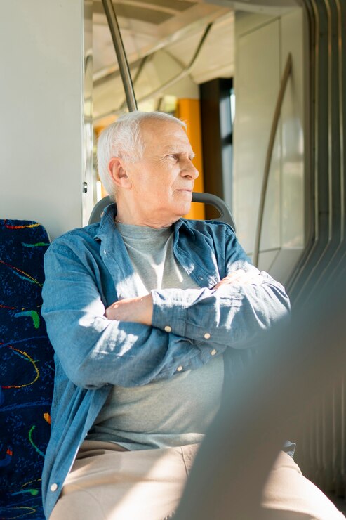 Idosos brasileiros embarcando em um ônibus interestadual